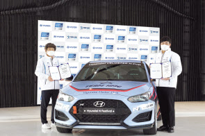 홍석범 현대차 국내마케팅실장(왼쪽), 김주현 ‘TEAM HMC’ 단장이 기념사진을 찍고 있다. [현대차 제공]