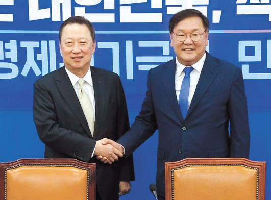 손경식 한국경영자총협회장(위쪽 사진 오른쪽)이 25일 서울 여의도 국회에서 주호영 미래통합당 원내대표를 만나 악수하고 있다. 이날 손 회장은 21대 국회에서 주52시간제의 보완책을 논의해달라고 부탁했다. 한편 박용만 대한상공회의소 회장(아래쪽 사진 왼쪽)이 19일 서울 여의도 국회에서 김태년 더불어민주당 원내대표를 만나 악수하고 있다. 박 회장은 이날 김 원내대표에게 세계적 경제위기 속 기업들이 미래산업 생태계 변화에 빠르게 대응하기 위한 21대 국회의 협조를 부탁했다. [연합·대한상의 제공]