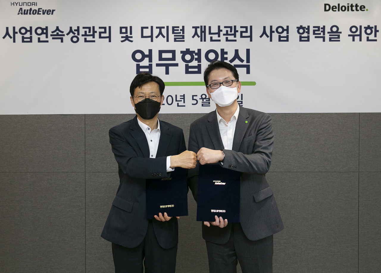 오일석(왼쪽) 현대오토에버 대표이사와 홍종성 딜로이트 안진회계법인 대표이사가 기념촬영하고 있다 [현대오토에버 제공]