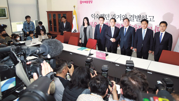 박성준 더불어민주당 원내대변인(오른쪽부터), 김영진 원내총괄수석부대표, 김태년 원내대표와 주호영 미래통합당 원내대표, 김성원 원내수석부대표, 배현진 원내대변인이 26일 국회 미래통합당 원내대표실에서 만나 기념촬영을 하고있다. [연합]