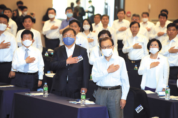 더불어민주당 이해찬 대표와 김태년 원내대표가 27일 오전 서울 양재동 더케이호텔에서 열린 더불어민주당 제21대 국회의원 당선인 워크숍에서 국민의례를 하고 있다. [연합]