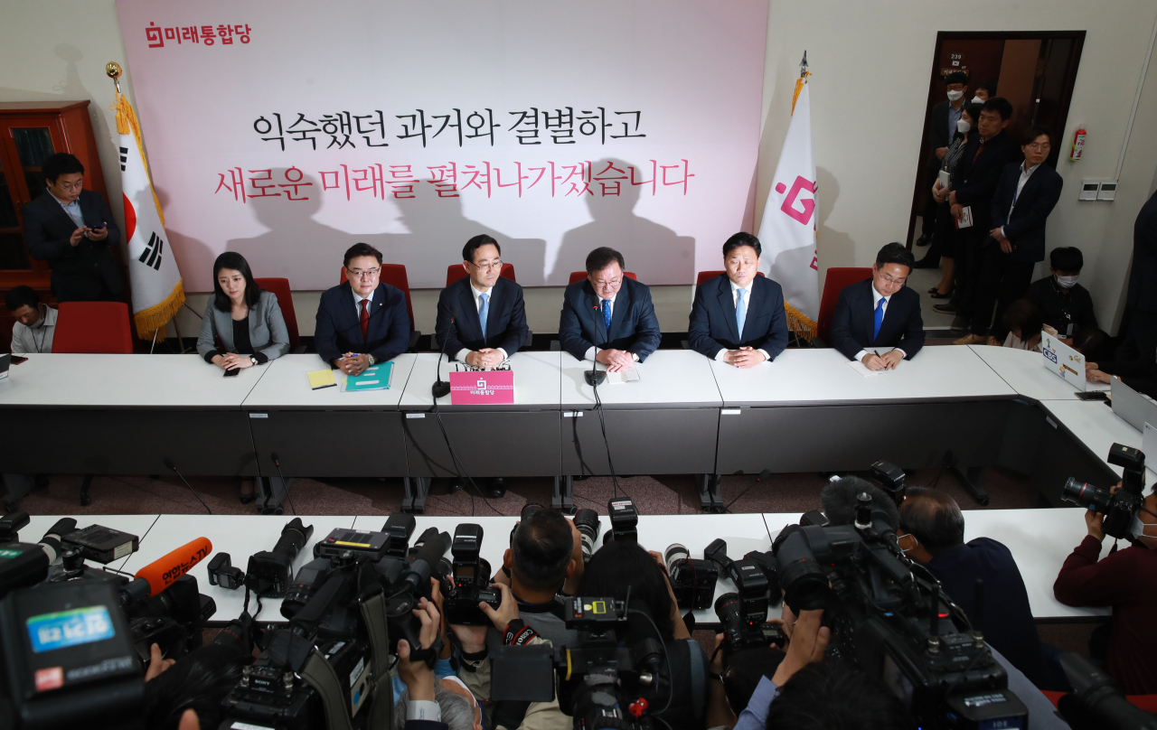 김태년 더불어민주당 원내대표가 26일 서울 여의도 국회 미래통합당 원내대표실에서 미래통합당 주호영 원내대표와 회동을 갖고 발언하고 있다.[연합]