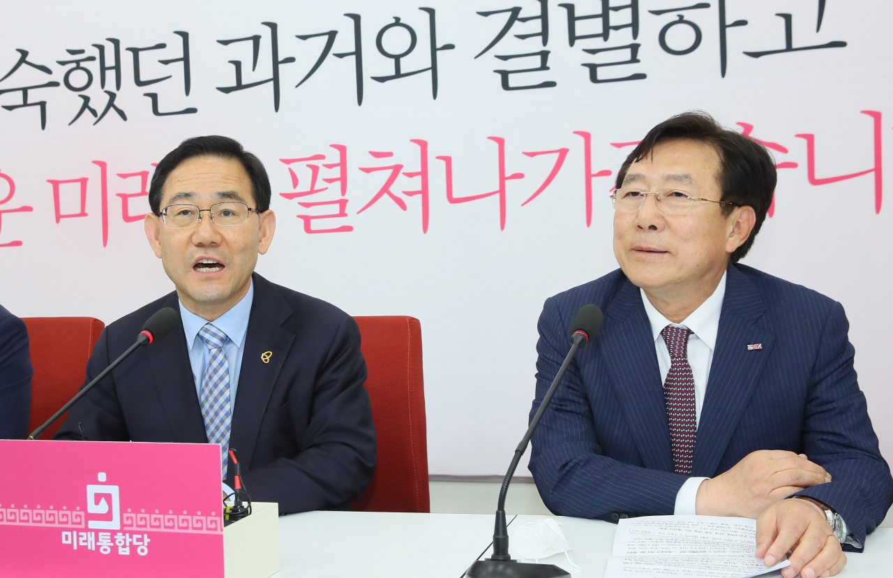 주호영 미래통합당 원내대표가 27일 국회에서 김기문 중소기업중앙회장을 만나 인사말하고 있다. [연합]