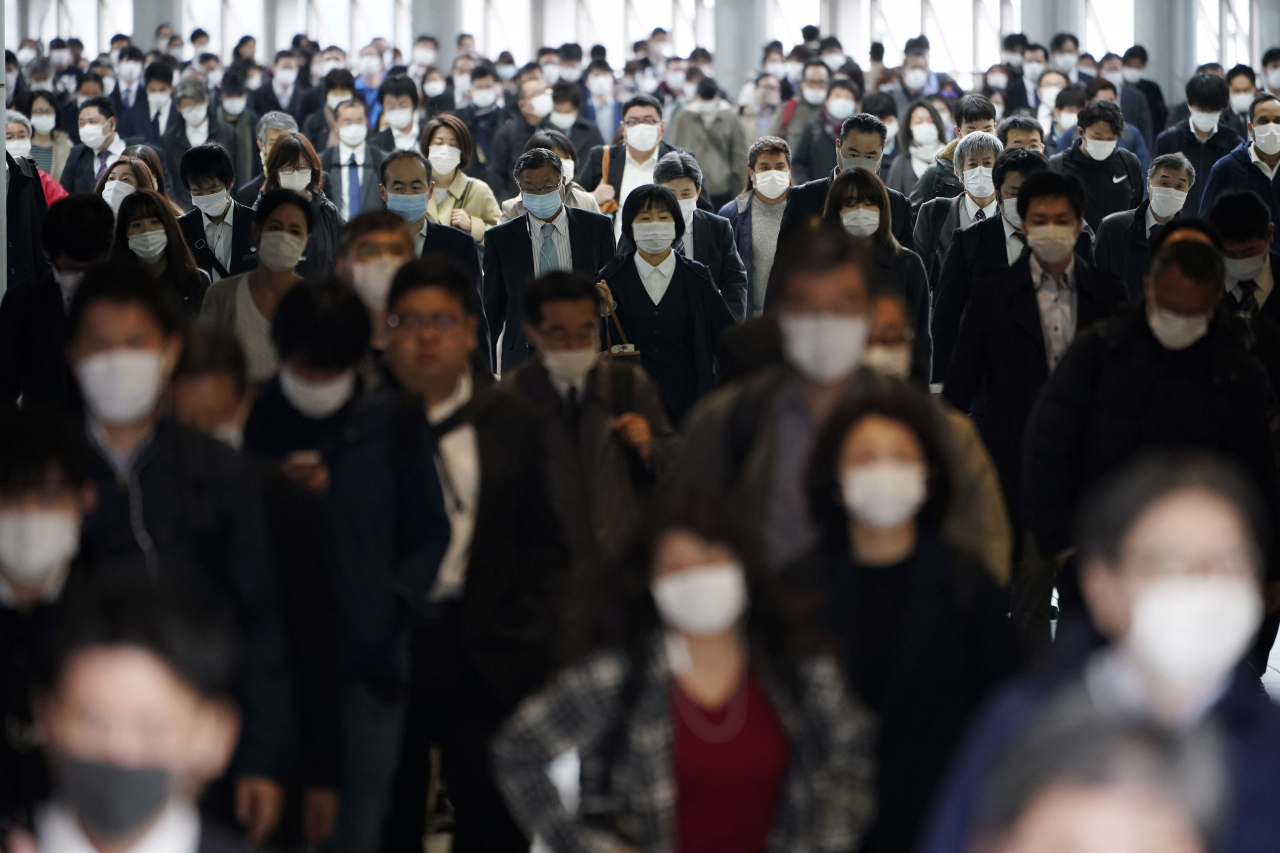 마스크를 쓰고 이동 중인 일본 시민. [AP]