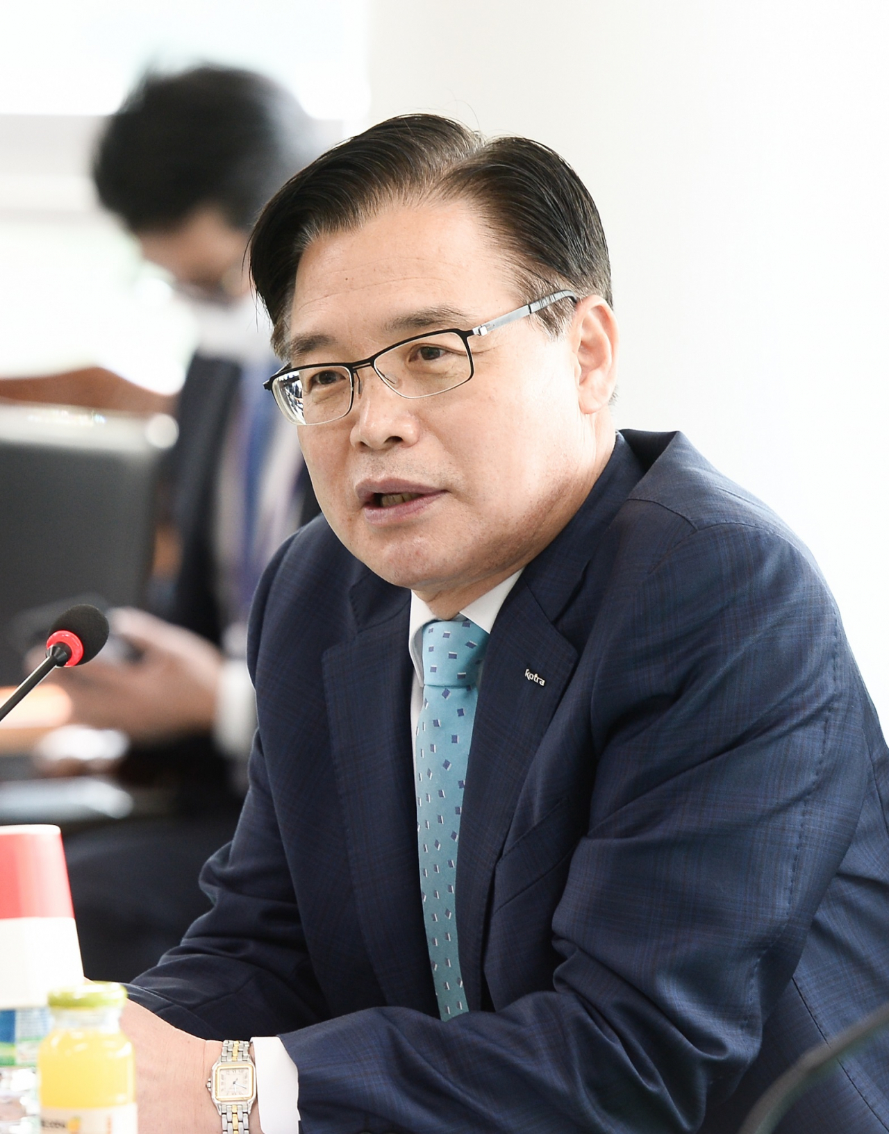 KOTRA가 27일 충북 청주에서 ‘2020 포스트 코로나 대응 충북지역 기업간담회’를 개최했다. 권평오 KOTRA 사장이 디지털무역 등 비대면 수출마케팅 활성화 방안에 대해 의견을 나타내고 있다.
