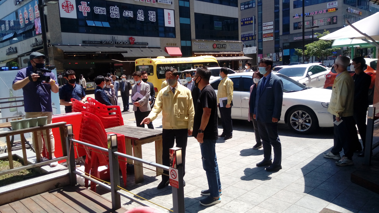 이재준 고양시장이 식품접객업 옥외영업이 한시적으로 허용된 신원마을 현장을 방문했다.