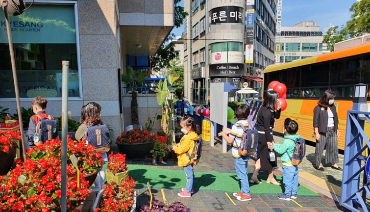 Preschoolers in Yangcheon, southern Seoul district, wait in line for hand washing on their first day back in school on Wednesday. (Yonhap)