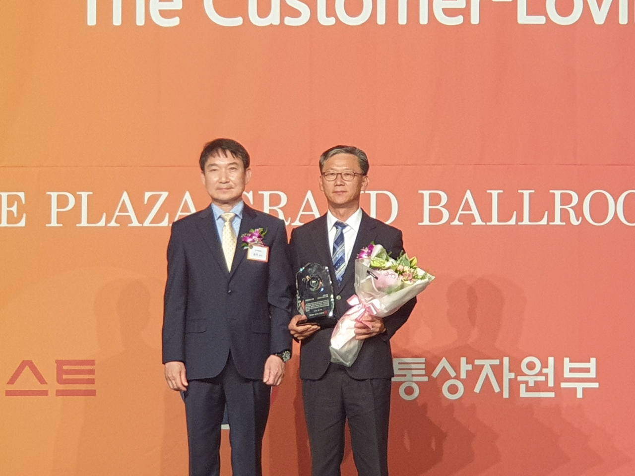 왼쪽부터 윤각 고객사랑 브랜드대상 심사위원장, 이종현 하동군 문화환경국장