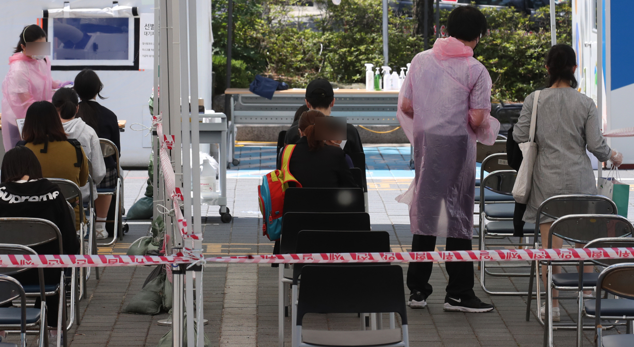 27일 서울 은평구청 광장에 마련된 선별진료소를 찾은 시민들이 신종 코로나바이러스 감염증(코로나19) 검사를 받기 전 대기하고 있다. [연합]
