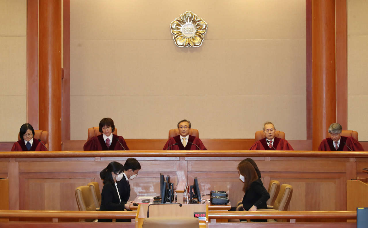 유남석 헌법재판소장을 비롯한 헌법재판관들이 27일 오후 서울 종로구 재동 헌법재판소 대심판정에서 사법개혁특별위원회(사개특위) 위원 사보임(상임위 이동) 과정이 적법했는지에 대한 결정을 앞두고 자리에 앉아 있다. [연합]
