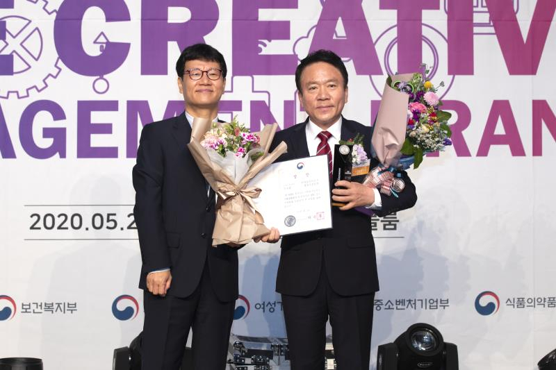 영흥화력발전소 유준석 본부장〈사진 오른쪽〉이 대상을 수상하고 기념 포즈를 취하고 있다.
