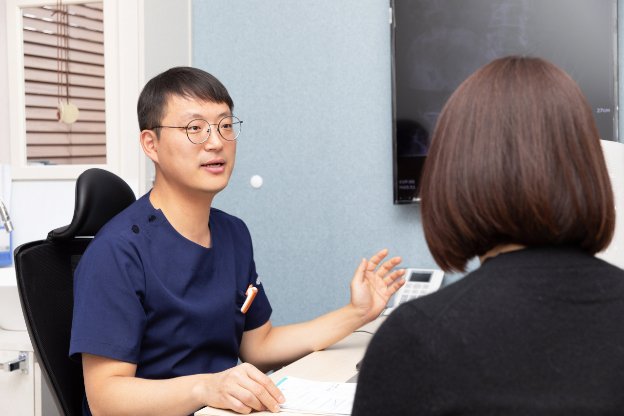 목 디스크는 초기에 치료하면 호전되는 경우가 많으나 치료 시기를 놓여 심한 경우에는 척수 손상에 이를 수 있으므로 조기에 발견하는 것이 무엇보다 중요하다.