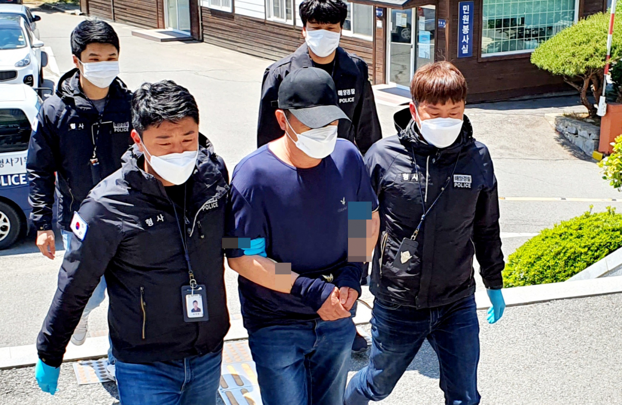 레저용 모터보트를 타고 충남 태안으로 밀입국한 뒤 해경에 붙잡힌 중국인 남성이 27일 오후 태안해양경찰서로 압송되고 있다.[연합]