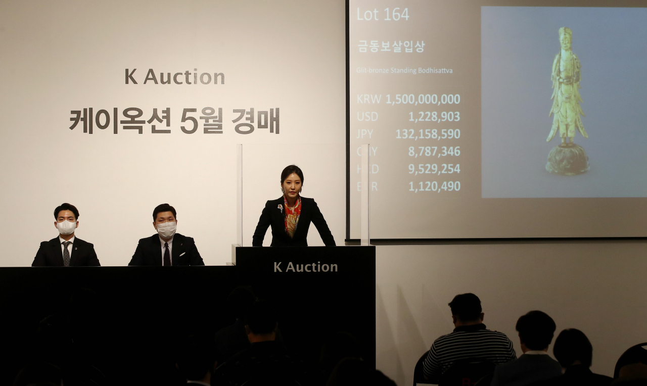 27일 오후 서울 강남구 케이옥션에서 열린 5월 경매에 나온 간송미술관 소장 보물 284호 금동여래입상과 285호 금동보살입상 모두 시작가 15억 원에 경매에 부쳐졌지만 주인을 찾지 못하고 유찰됐다. [사진=연합뉴스]