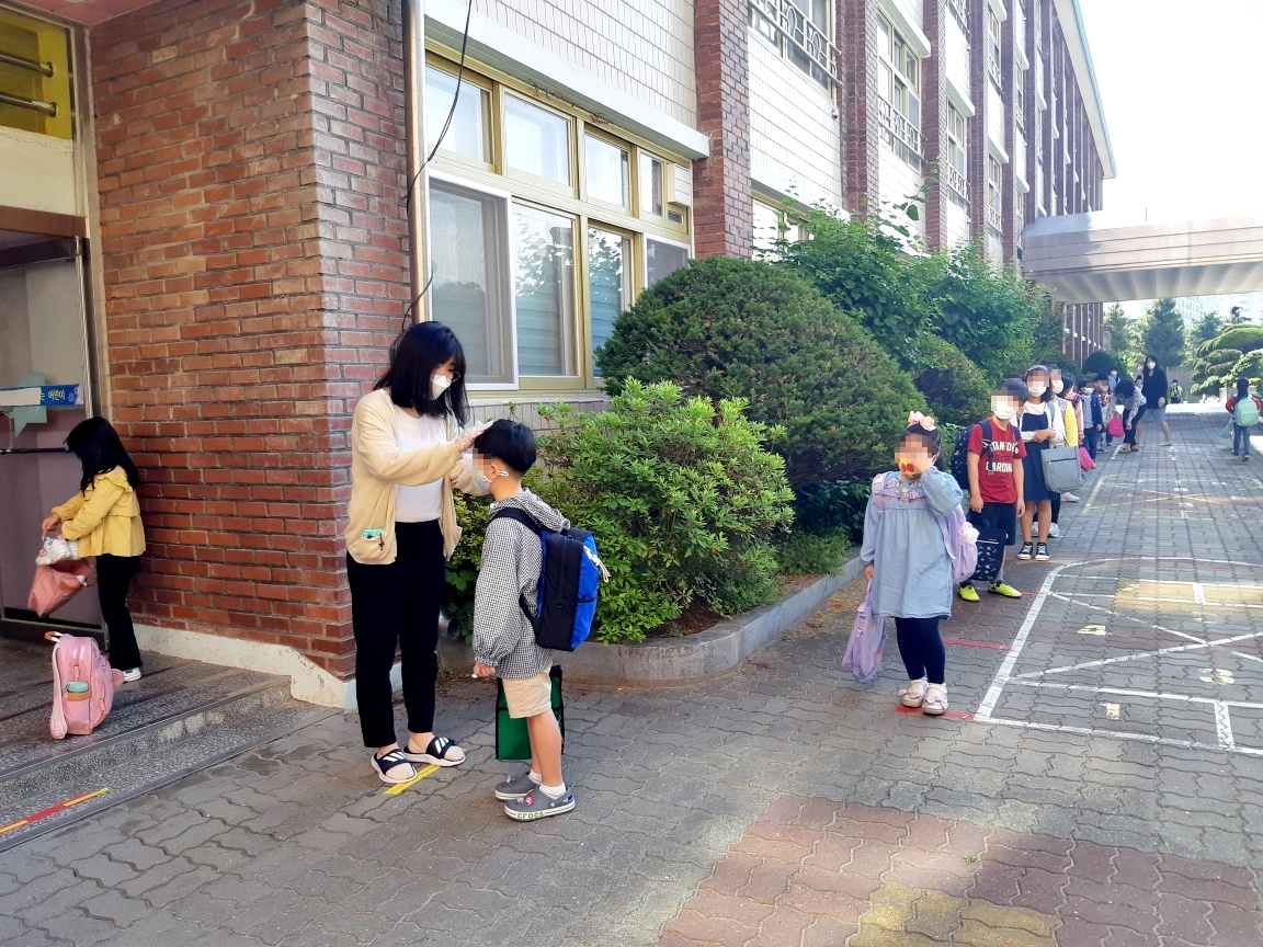 수원의 한 초등학교 학생들이 거리를 두고 학교 건물로 들어가고 있다. [수원시 제공]
