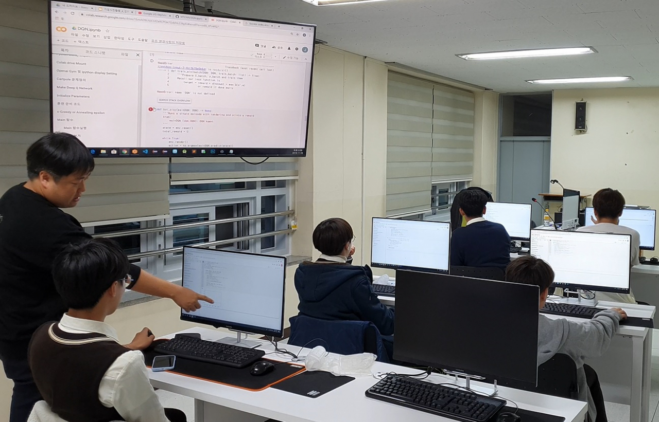 포스코ICT 직원들이 경기도 성남 분당 소재 양영디지털고에서 학생들에게 AI 방과후수업을 진행하고 있다. [포스코ICT 제공]