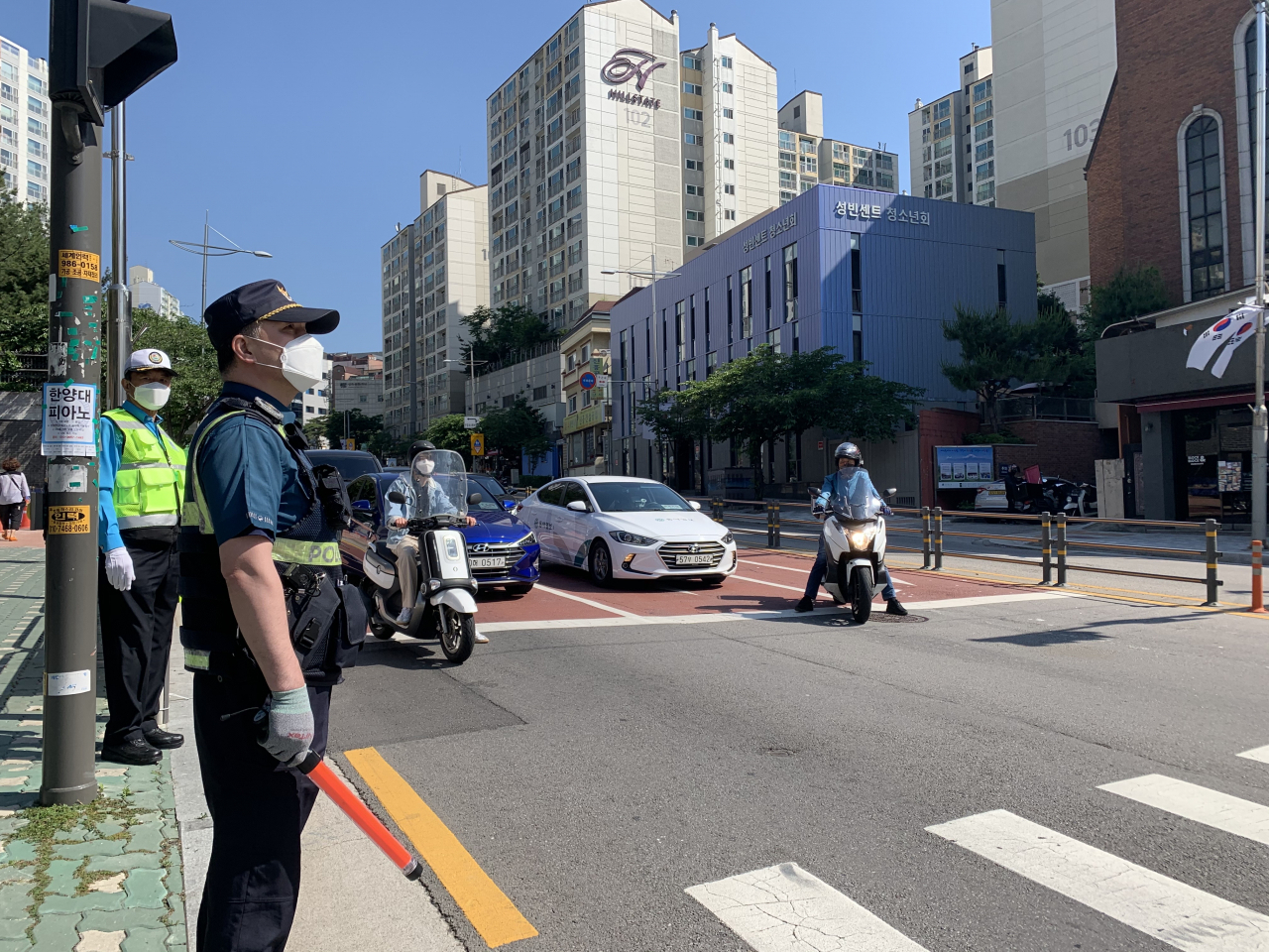 ‘민식이법’ 시행 후 첫 등교를 맞은 지난 27일 서울 성북구 정덕초등학교 인근 어린이보호구역 모습. 당시 경일반 차량의 경우 정지선을 대체로 잘 지키고 살짝 넘어오면 경찰관이 뒤로 보내는 등 지도했지만, 오토바이의 경우 여러 대가 정지선을 넘어도 경찰관이 지도하지 않는 모습이 보이지 않았다. 신주희 기자/joohee@heraldcorp.com