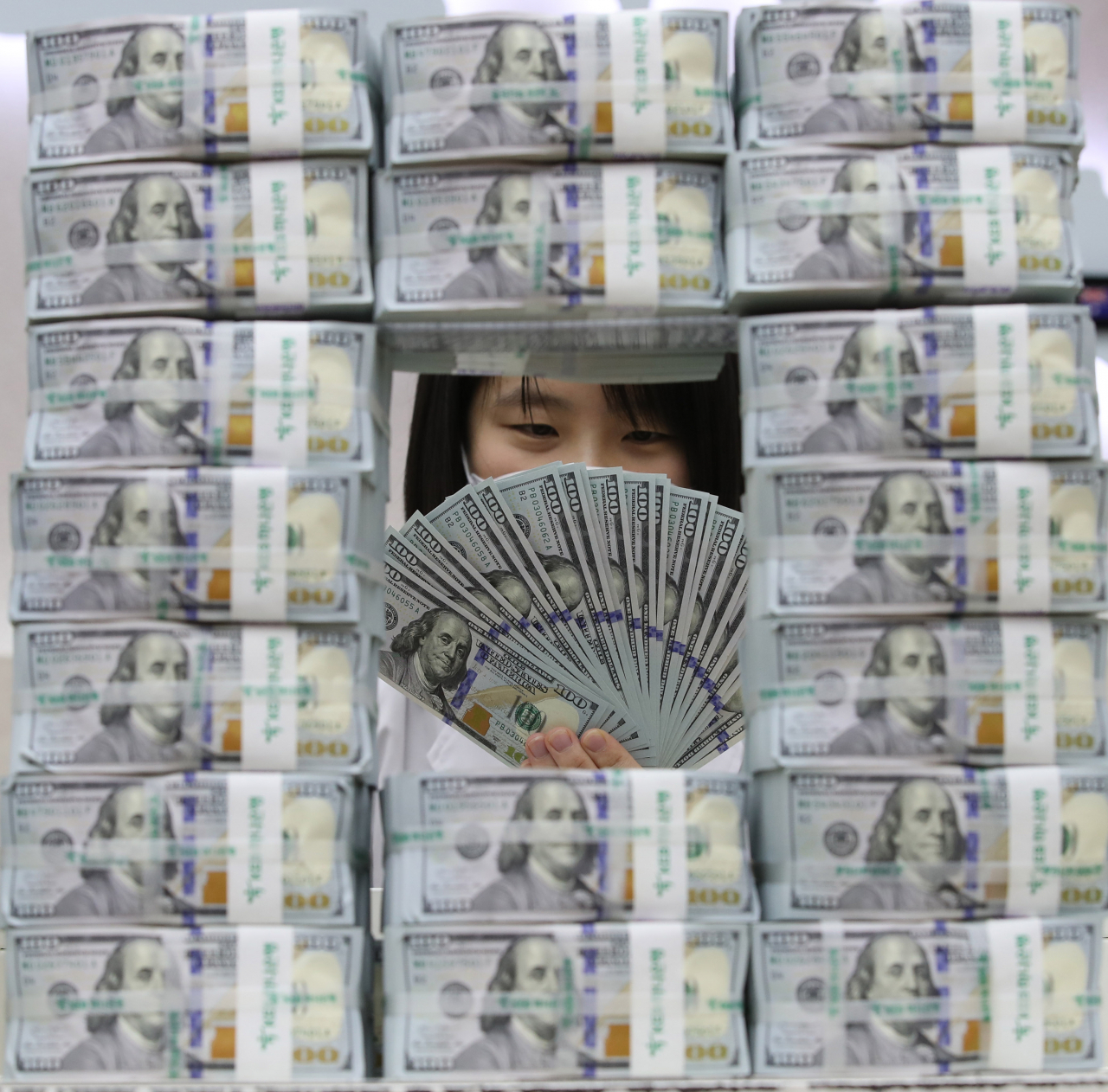 한국은행이 28일 기준금리를 0.5%로 0.25%p 재차 인하했다. 제로 금리 시대를 연지 불과 두달만에 또다시 금리를 전격 인하한 것이다. [사진=연합]