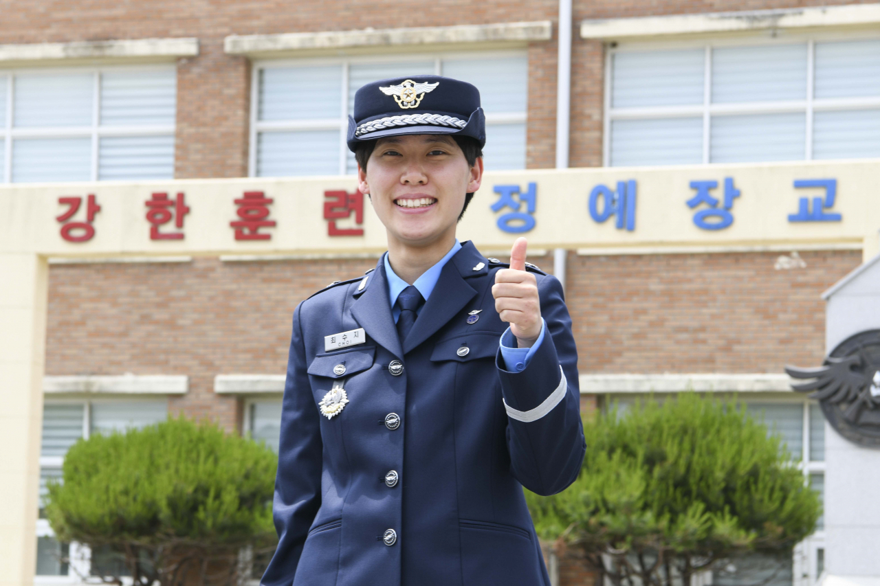 육군 전역 후 재입대한 최수지 공군소위.[사진=공군]