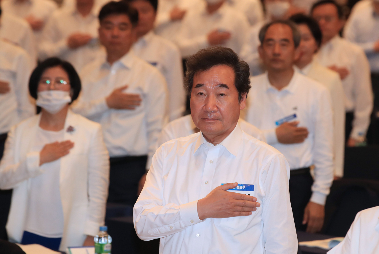 이낙연 더불어민주당 당선인이 27일 오전 서울 양재동 더케이호텔에서 열린 더불어민주당 제21대 국회의원 당선인 워크숍에서 국민의례를 하고 있다. [연합]
