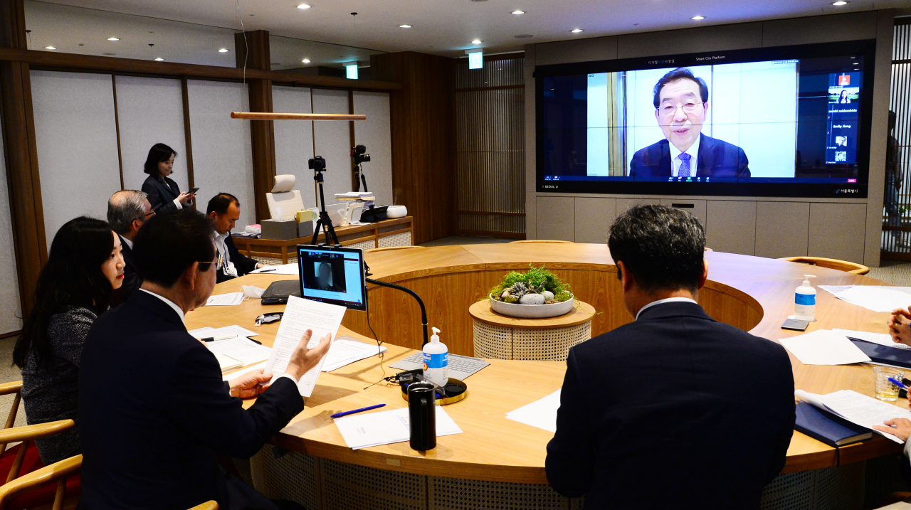 박원순 서울시장이 28일 오전 서울시청 시장실에서 미국 스탠포드대 석·박사 과정 학생으로 구성된 ‘나이트-헤네시’ 장학생들과 온라인 화상미팅을 하고 있다. 이번 미팅은 서울의 신종 코로나바이러스 감염증(코로나19) 대응 경험과 노하우를 듣기 원하는 스탠포드 나이트-헤네시 장학프로그램 재단의 요청으로 이뤄졌다. 박해묵 기자/mook@heraldcorp.com
