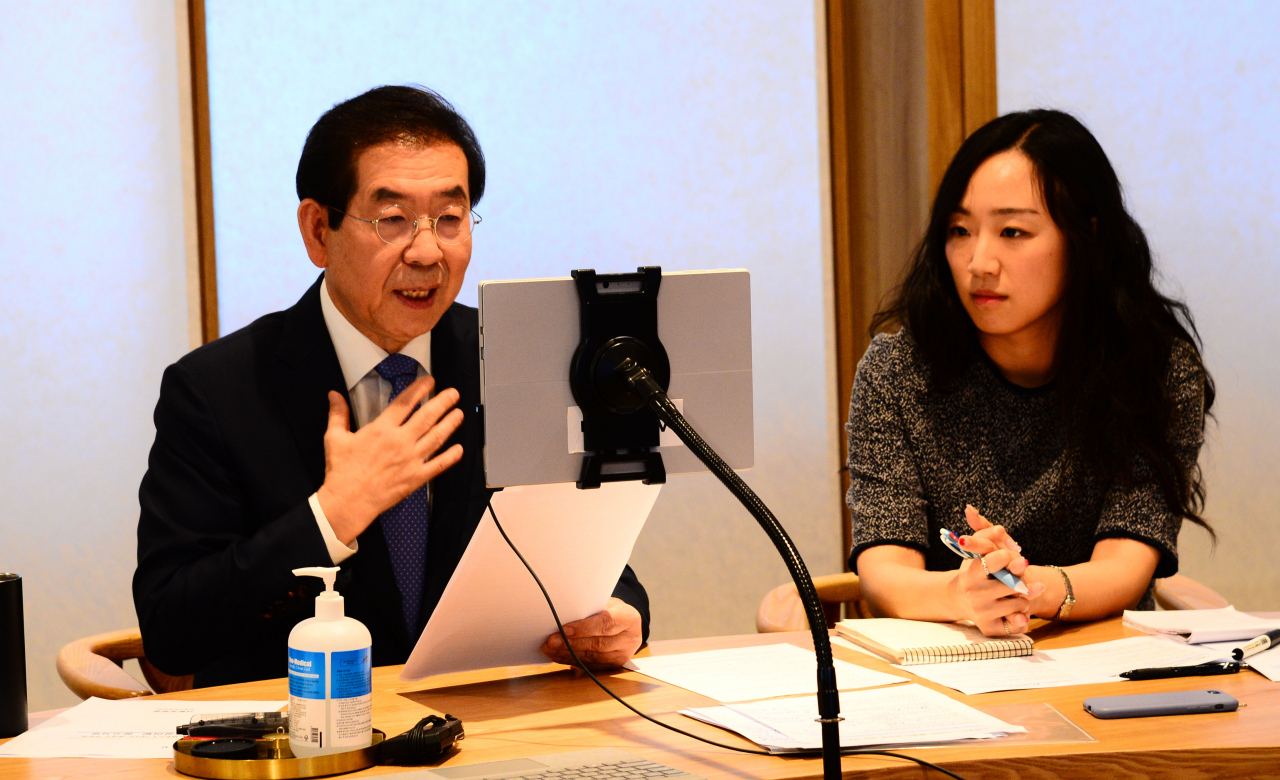 박원순 서울시장이 28일 오전 서울시청 시장실에서 미국 스탠포드대 석·박사 과정 학생으로 구성된 ‘나이트-헤네시’ 장학생들과 온라인 화상미팅을 하고 있다. 이번 미팅은 서울의 신종 코로나바이러스 감염증(코로나19) 대응 경험과 노하우를 듣기 원하는 스탠포드 나이트-헤네시 장학프로그램 재단의 요청으로 이뤄졌다. 박해묵 기자/mook@heraldcorp.com