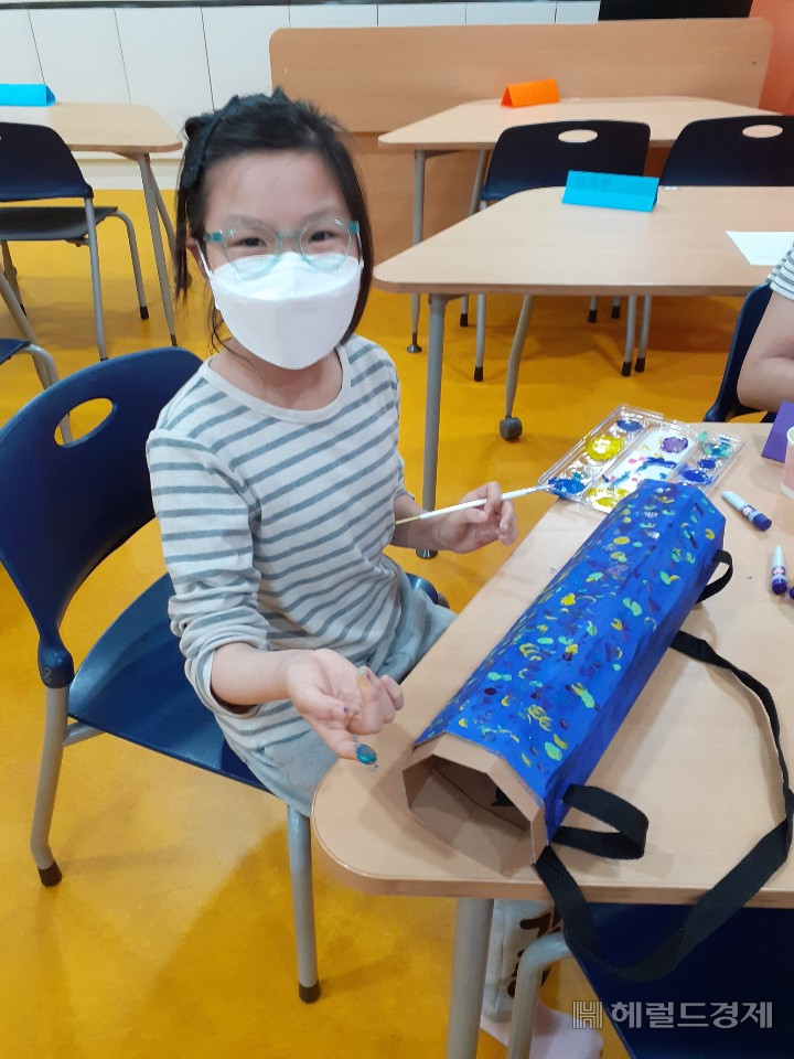 남산초등학교 돌봄교실에서 어린이가 마스크를 쓰고 있다. [중구]