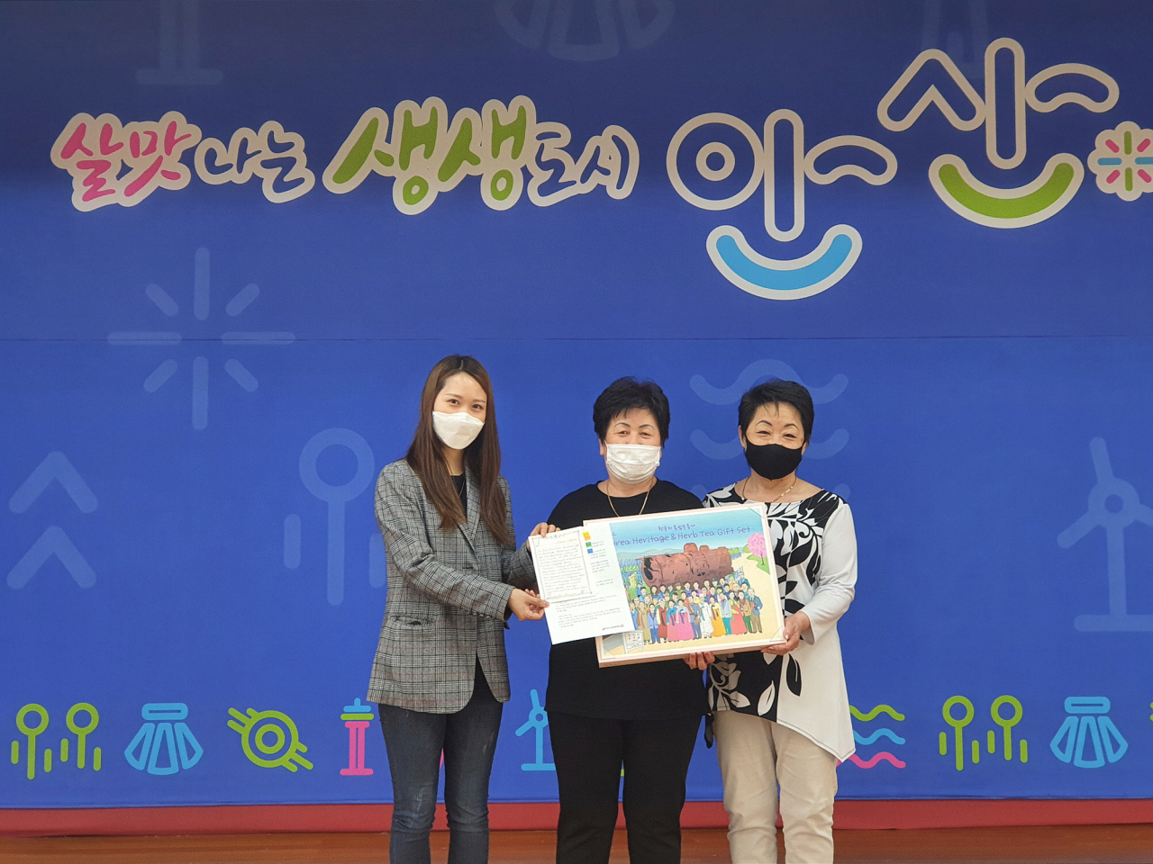 고려인어머니봉사단 ‘제비봉사단’이 외국인 주민 모두에게 지급된 시 생활안정지원금에 대해 감사하다며 윤화섭 시장에게 편지를 전달했다. [안산시 제공]