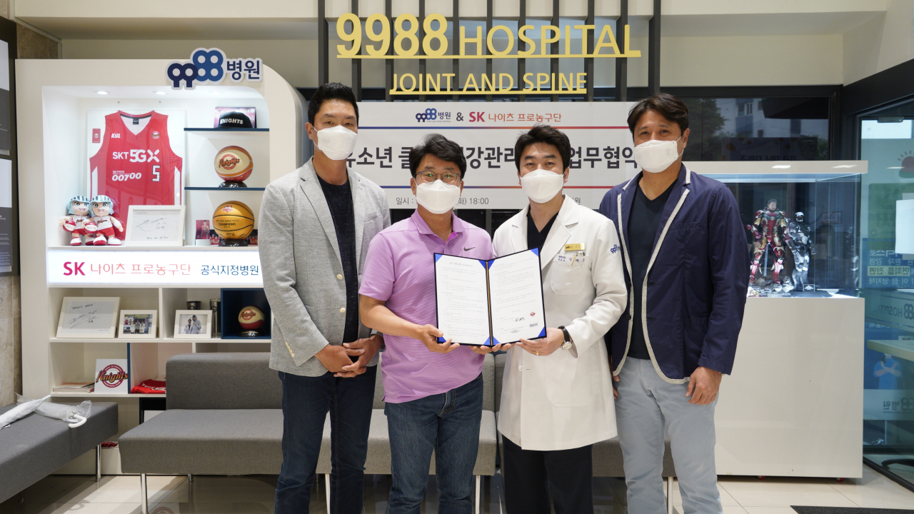왼쪽부터 전희철 코치, 장지탁 사무국장, 이태훈 원장, 문경은 감독