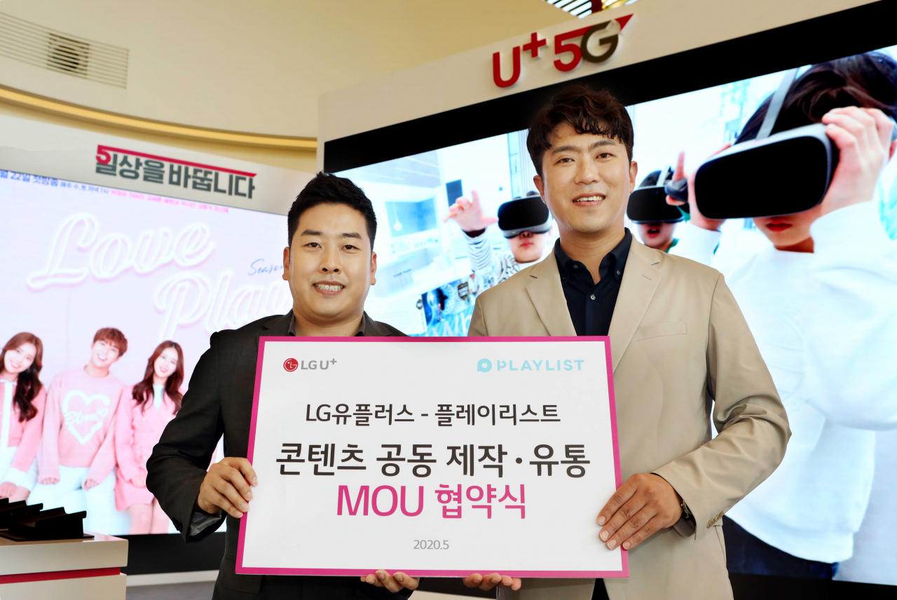 LG유플러스와 플레이리스트가 숏폼 및 5G 콘텐츠 공동 제작·유통과 신규 사업모델 개발을 위한 양해각서를 체결했다. 사진은 오창민 LG유플러스 미디어제휴팀장(오른쪽)과 백광현 플레이리스트 COO가 양해각서를 체결하고 있는 모습. [LG유플러스 제공]