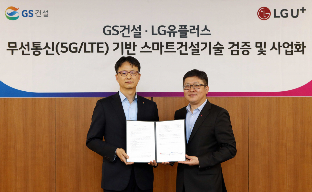 LG유플러스는 GS건설과 ‘무선통신기반 스마트건설 기술 검증 및 사업화’에 관한 업무협약(MOU)을 체결했다고 28일 밝혔다. 사진은 LG유플러스 용산사옥에서 진행된 협약식에 참석한 조원석 LG유플러스 기업신사업그룹장 전무(오른쪽)와 조성한 GS건설 선행기술본부장 전무가 기념 촬영하고 있는 모습. [LG유플러스 제공]