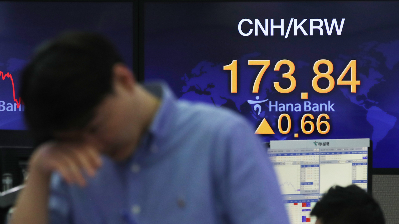 '홍콩 국가보안법'(홍콩보안법)을 둘러싸고 미국과 중국의 갈등으로 위안화가 전격 절하된 가운데 26일 오전 서울 중구 하나은행 딜링룸 전광판에 원/위안화 환율이 표시되고 있다. 연합뉴스