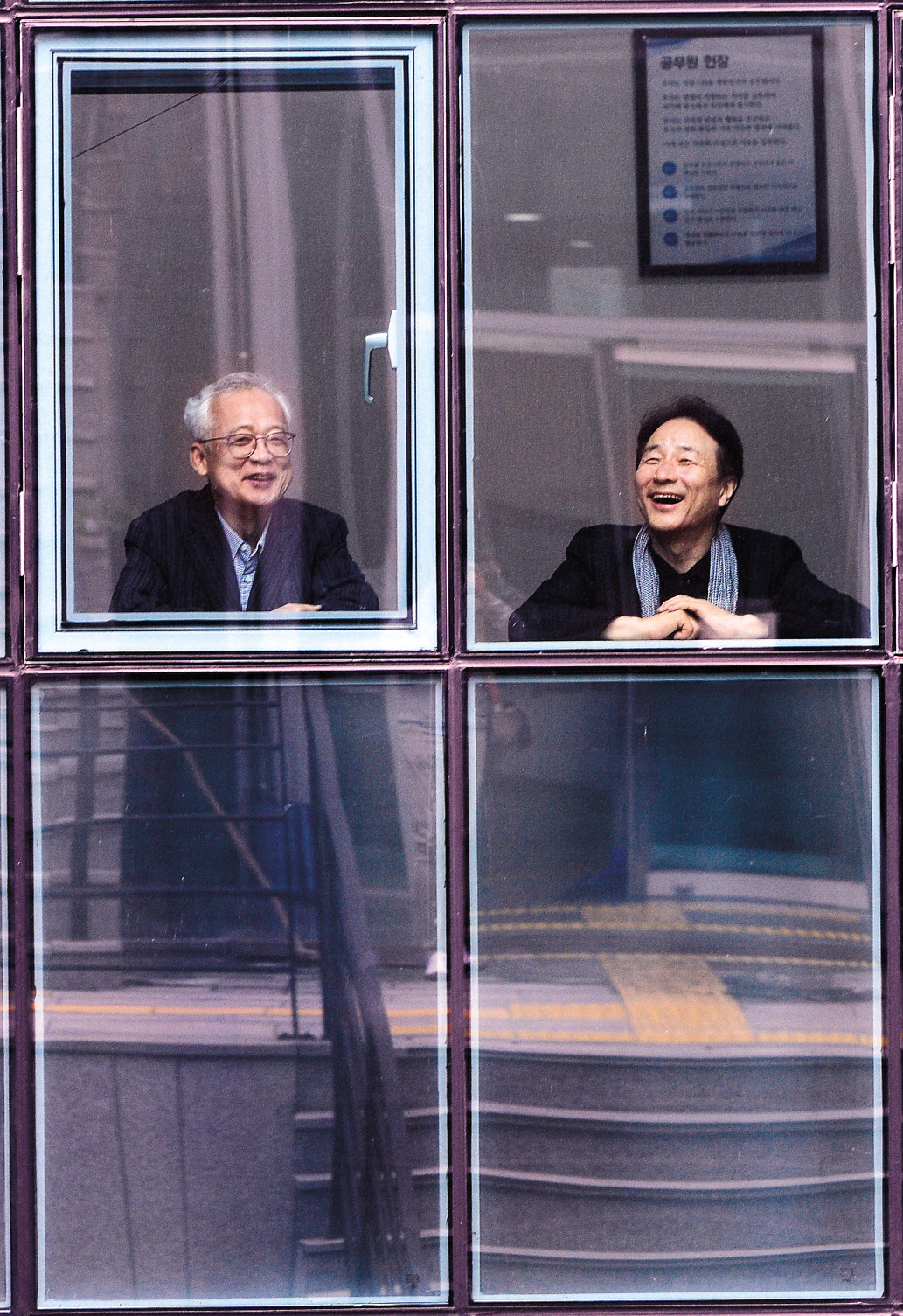 올해로 70주년을 맞은 국립극장에서 현 국립극장장 김철호(왼쪽), 전 국립극장장인 배우 겸 연출가 김명곤을 만났다. 책임운영기관(2000년 1월)으로 체제 변화를 맞으며 민간 극장장 시대를 연 ‘최초’의 극장장 김명곤과, 예술가 출신 국립극장장 중 ‘최초’의 비연극인 출신 극장장 김철호의 배경엔 국립극장이 지나온 70년과 나아갈 30년이 담겨 있다. 박해묵 기자