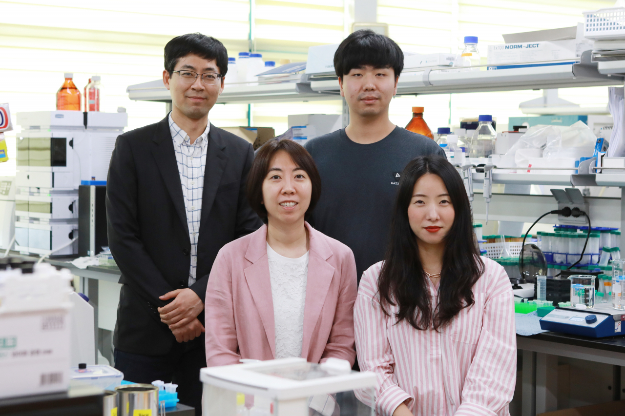 신변종 바이러스 신속진단기술을 개발한 KAIST 연구진. 왼쪽 뒤 시계방향으로 김유식 교수, 구자영 박사과정, 김수라 박사과정, 리섕 교수.[KAIST 제공]