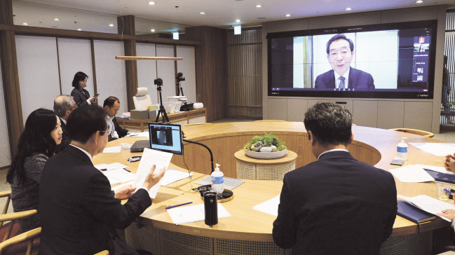 박원순 서울시장이 28일 오전 서울시청 시장실에서 미국 스탠퍼드대 석·박사 과정 학생으로 구성된 ‘나이트-헤네시’ 장학생들과 온라인 화상미팅을 하고 있다. 이번 미팅은 서울의 신종 코로나바이러스 감염증(코로나19) 대응 경험과 노하우를 듣기 원하는 스탠퍼드 나이트-헤네시 장학프로그램 재단의 요청으로 이뤄졌다. 박해묵 기자