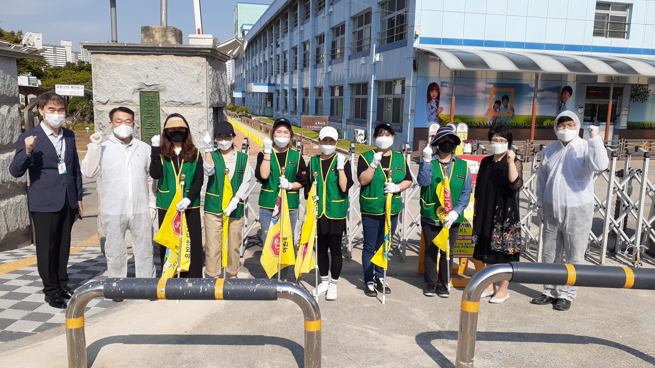 안성시는 각 초등학교 개학일정에 맞춰 교통안전 지도를 실시했다. [안성시 제공]