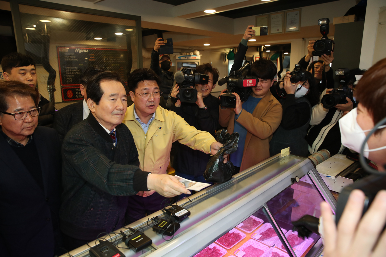 지난 2월 정세균 국무총리와 엄태준 이천시장이 장호원읍에 있는 재래시장을 방문해 온누리상품권으로 물건을 구매하고 있다. [이천시 제공]