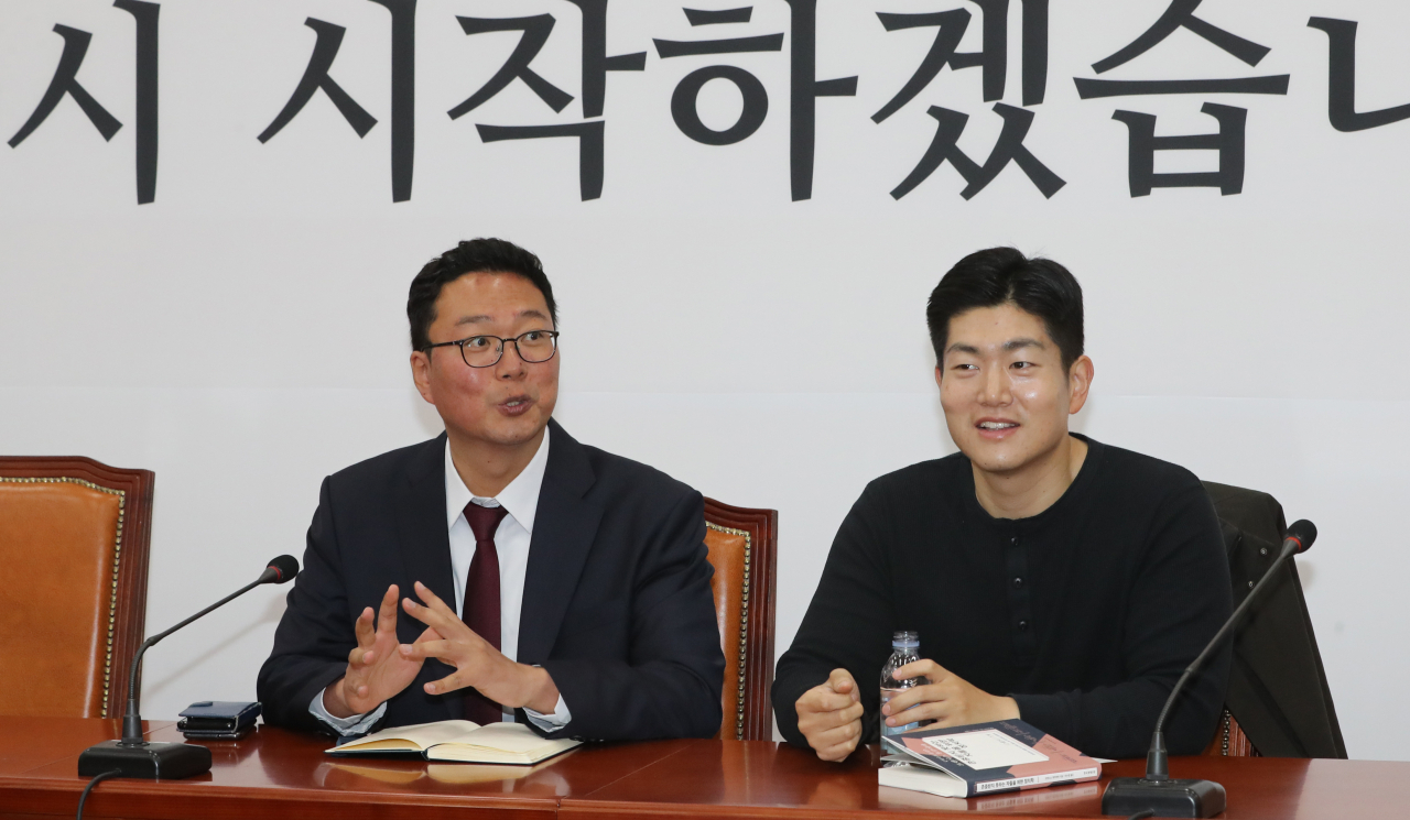 지난달 29일 오전 서울 여의도 국회에서 열린 미래통합당 청년비대위 간담회에 앞서 서울 도봉갑에 출마했던 김재섭 후보(오른쪽)과 전남 순천·광양·곡성·구례갑에 출마했던 천하람 후보가 이야기를 나누고 있다 [연합]