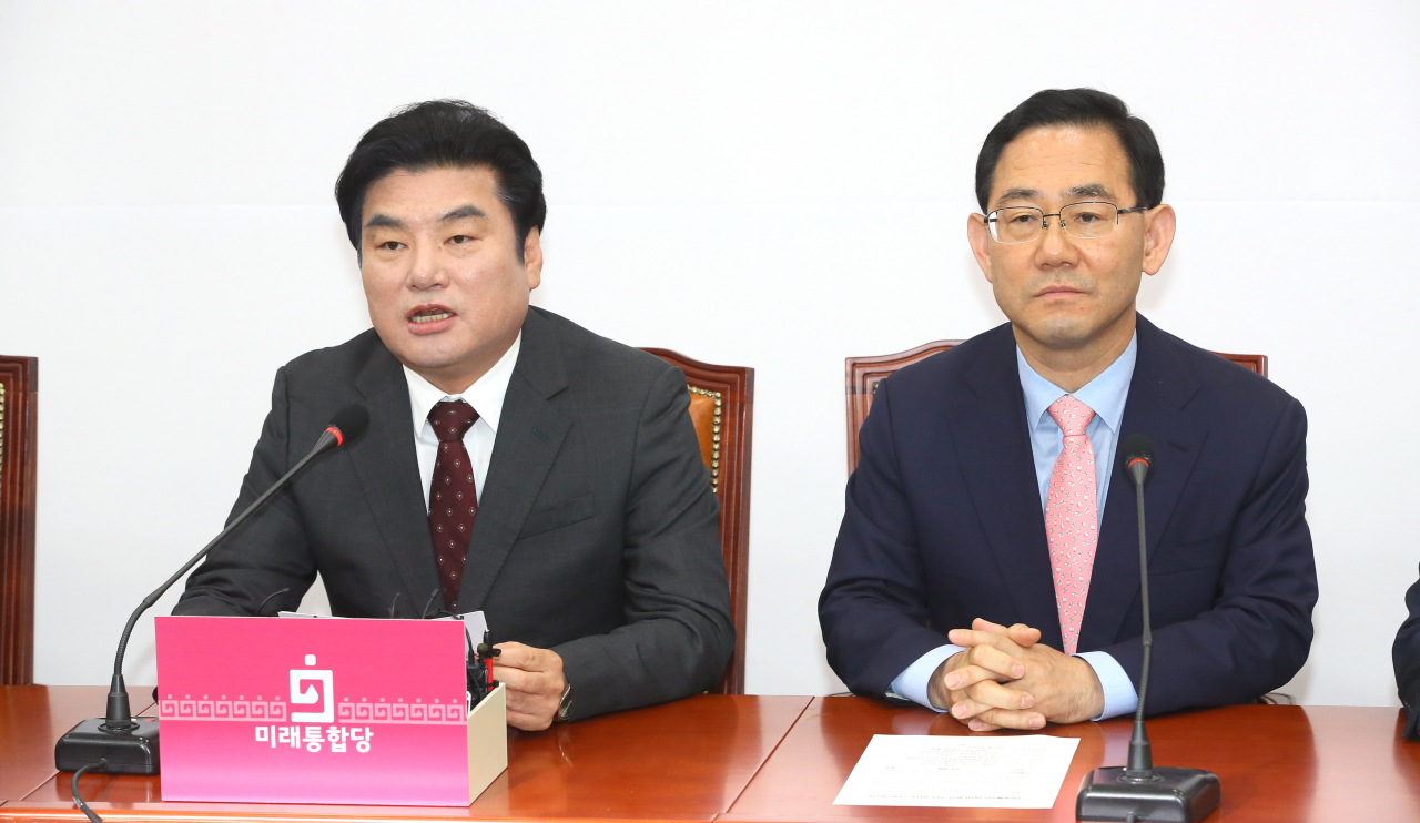 원유철 미래한국당 대표(왼쪽)가 28일 국회에서 열린 합당 선포식에서 인사말하고 있다. [연합]