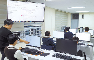 포스코ICT 직원들이 경기도 성남 분당 소재 양영디지털고에서 학생들에게 AI 방과후수업을 진행하고 있다. [포스코ICT 제공]