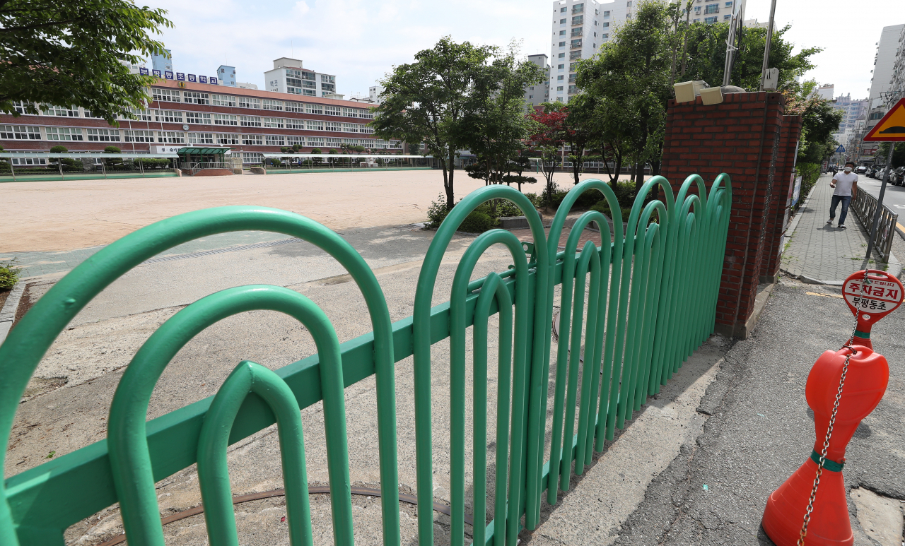 쿠팡 부천 물류센터발 코로나19 확산 여파로 인천 부평구와 계양구 관내 유치원과 학교의 등교 수업이 중지된 가운데 28일 오전 인천 부평구의 한 초등학교 교문이 굳게 닫혀 있다. [연합]
