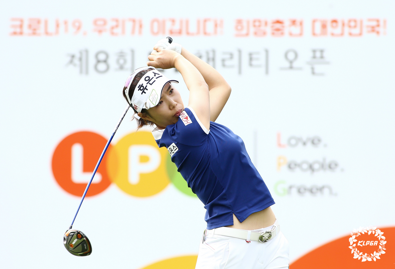최민경이 첫날 9번홀에서 티샷을 날리고 있다./KLPGA 제공