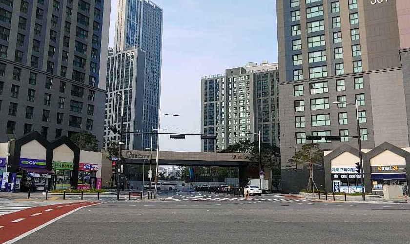경기 고양시에 위치한 킨텍스 원시티. CU와 이마트24가 횡단보도 하나를 두고 영업하고 있다. [CU점주 임모(51) 씨 제공]