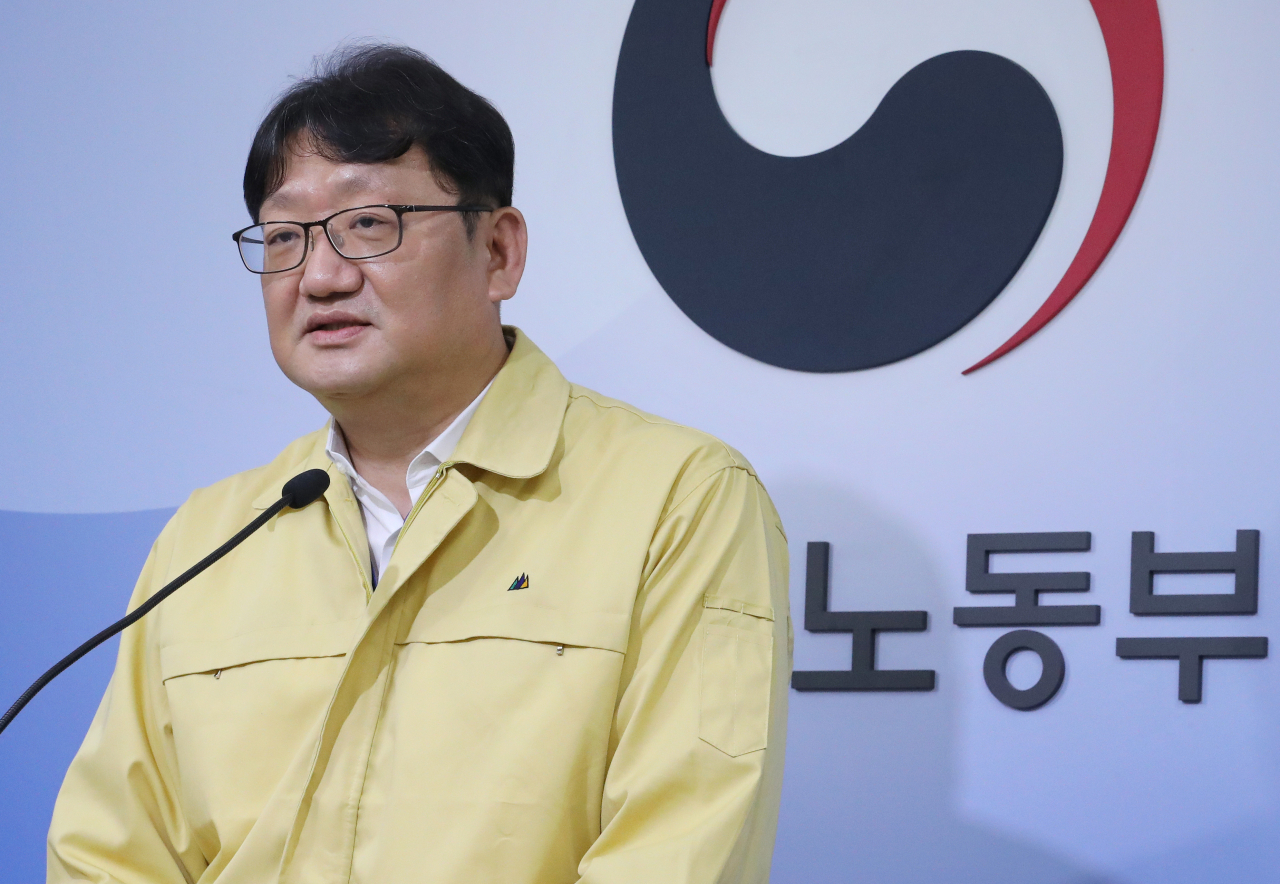 권기섭 고용노동부 고용정책실장이 28일 오전 세종시 정부세종청사에서 2020년 4월 사업체노동력조사 결과 발표를 하고 있다. [연합]