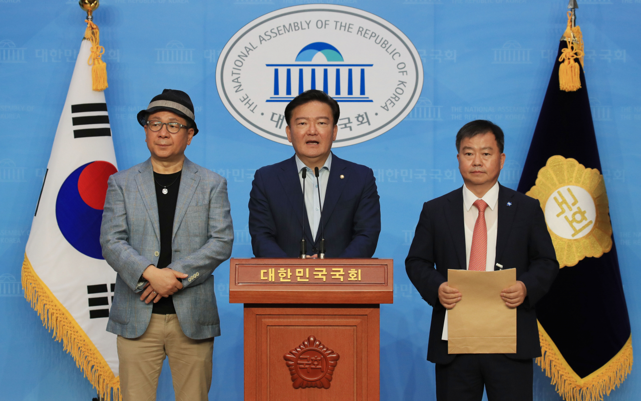 민경욱 미래통합당 의원이 28일 오전 서울 여의도 국회 소통관에서 구리시 투표지 6장 탈취 사건과 관련해 기자회견을 하고 있다. [연합]