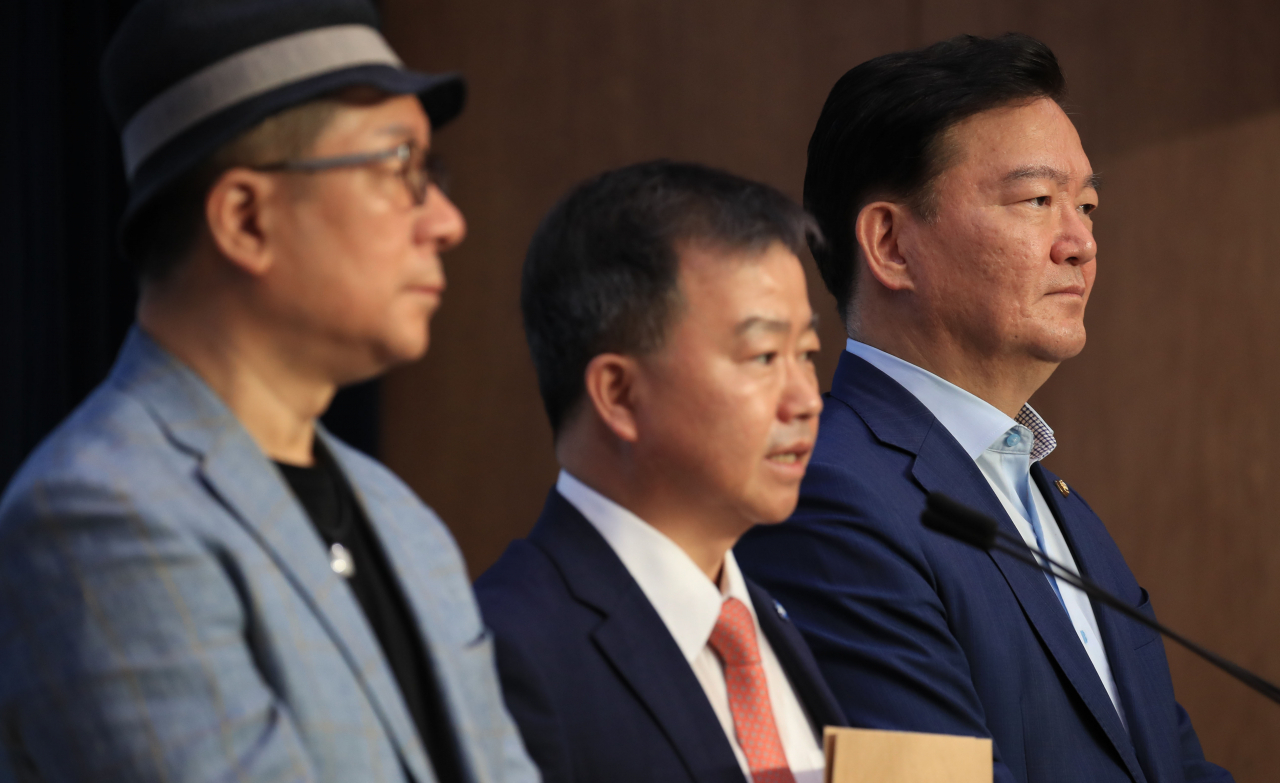 민경욱 미래통합당 의원이 28일 오전 서울 여의도 국회 소통관에서 구리시 투표지 6장 탈취 사건과 관련해 기자회견을 하고 있다. 왼쪽부터 시사평론가 이봉규, 김기수 변호사, 민 의원. [연합]