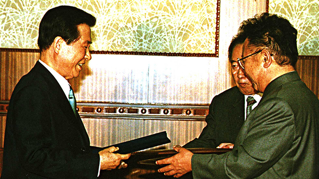 This file photo on June 14, 2000, shows former South Korean President Kim Dae-jung (right) and his North Korean counterpart Kim Jong-il exchanging the signed  South-North joint declaration (Yonhap)