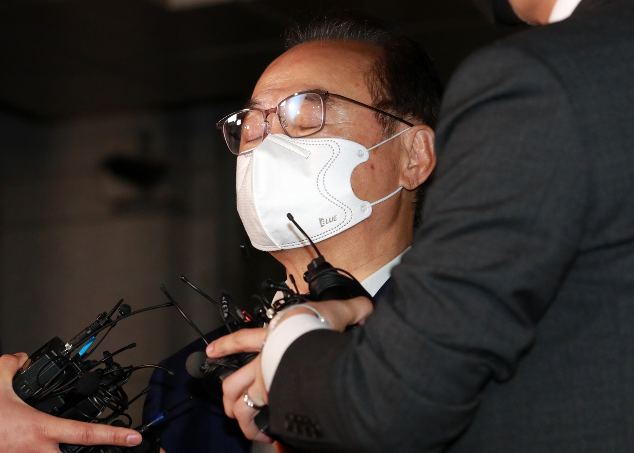 오거돈 전 부산시장이 지난 22일 오후 부산 연제구 부산 경찰청에서 소환 조사를 마친 뒤 청사를 나서고 있다. [연합]