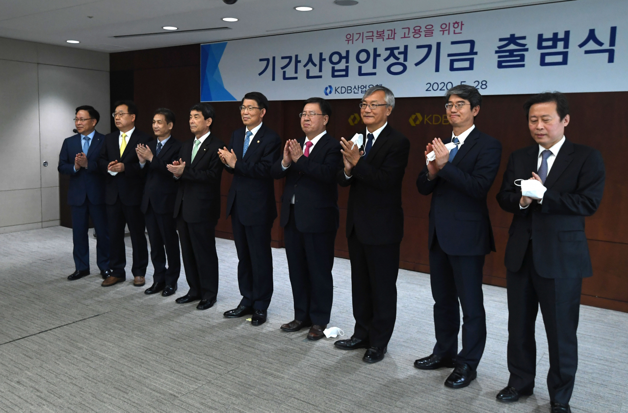 28일 서울 여의도 산업은행 본점에서 열린 기간산업안정기금 출범식에서 은성수 금융위원장과 이동걸 산업은행 회장, 기금운용심의회 위원들이 기념촬영을 하고 있다. 왼쪽부터 김복규 위원, 노광표 위원, 이성규 위원, 이 회장, 은 위원장, 오정근 위원, 김주훈 위원, 신현한 위원, 김성용 위원. 연합뉴스