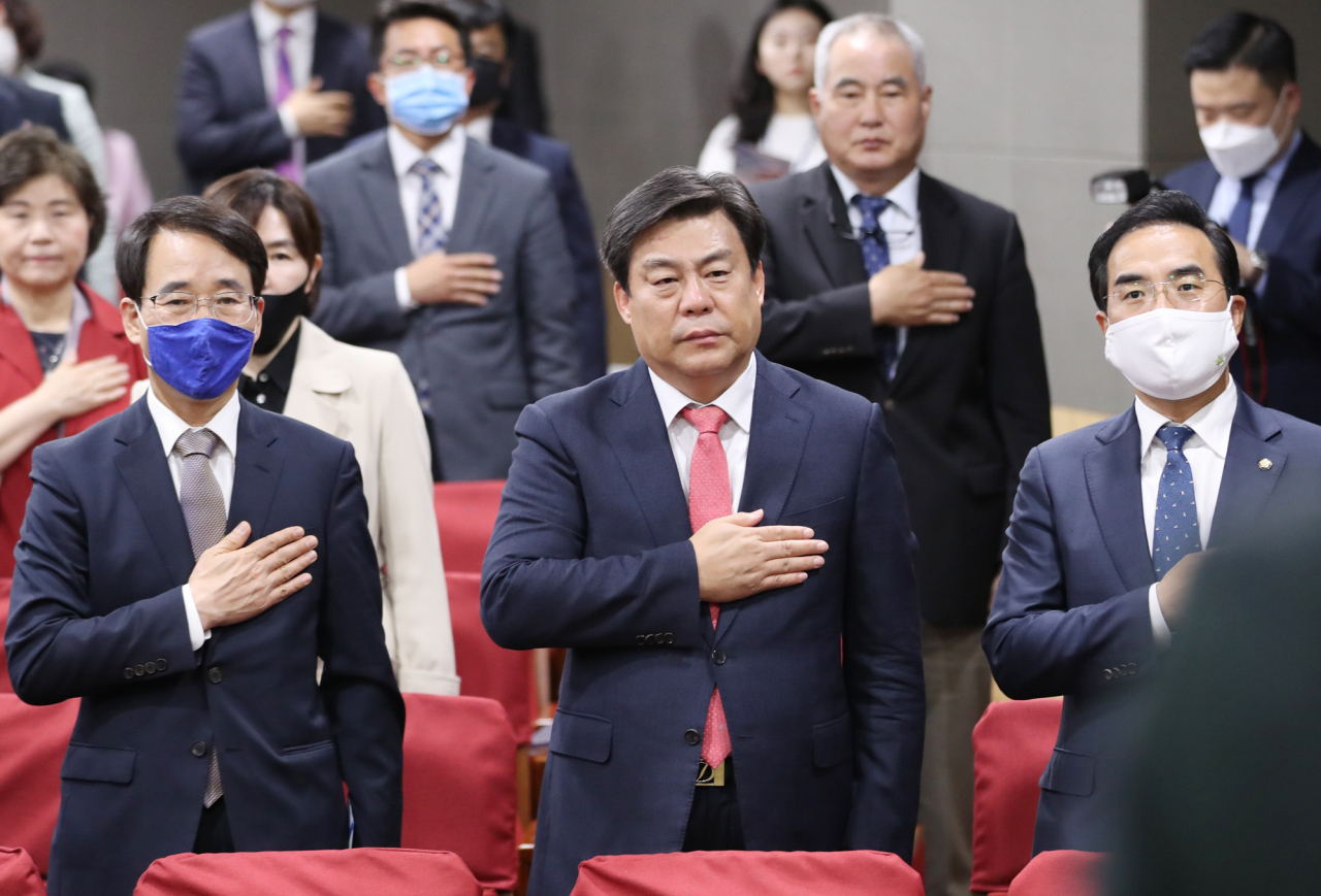 이원욱(왼쪽부터) 더불어민주당, 김선동 미래통합당 , 박홍근 더불어민주당 의원. [연합]